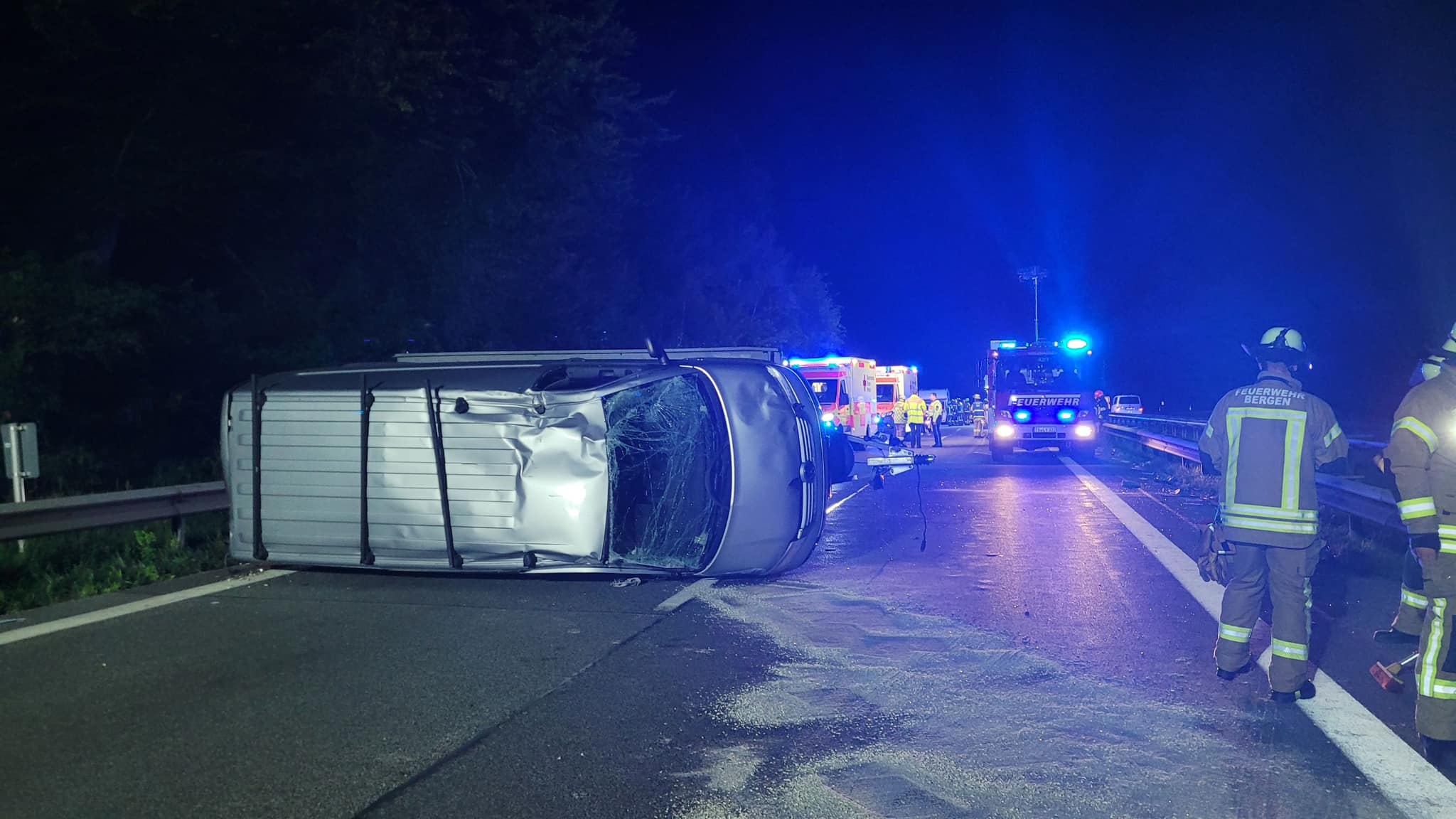 VU auf der Autobahn mit Kleintransporter