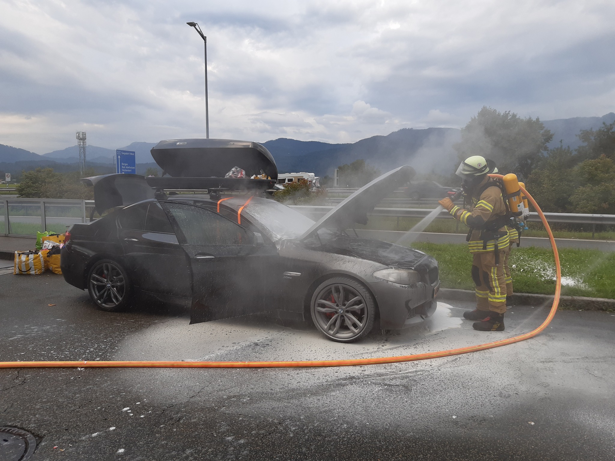 PKW Brand auf BAB Raststätte