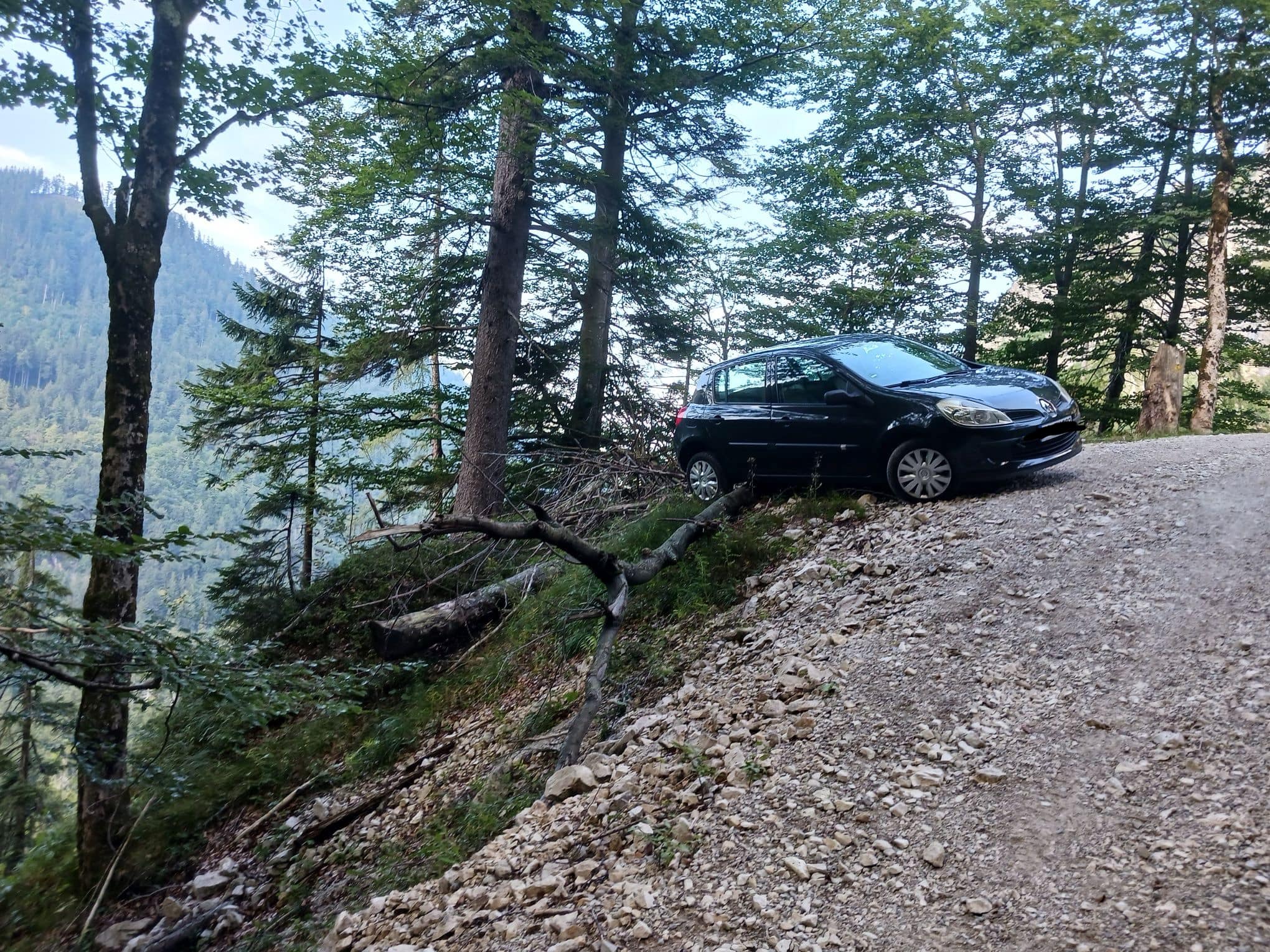 PKW droht auf Forststrasse abzustürzen