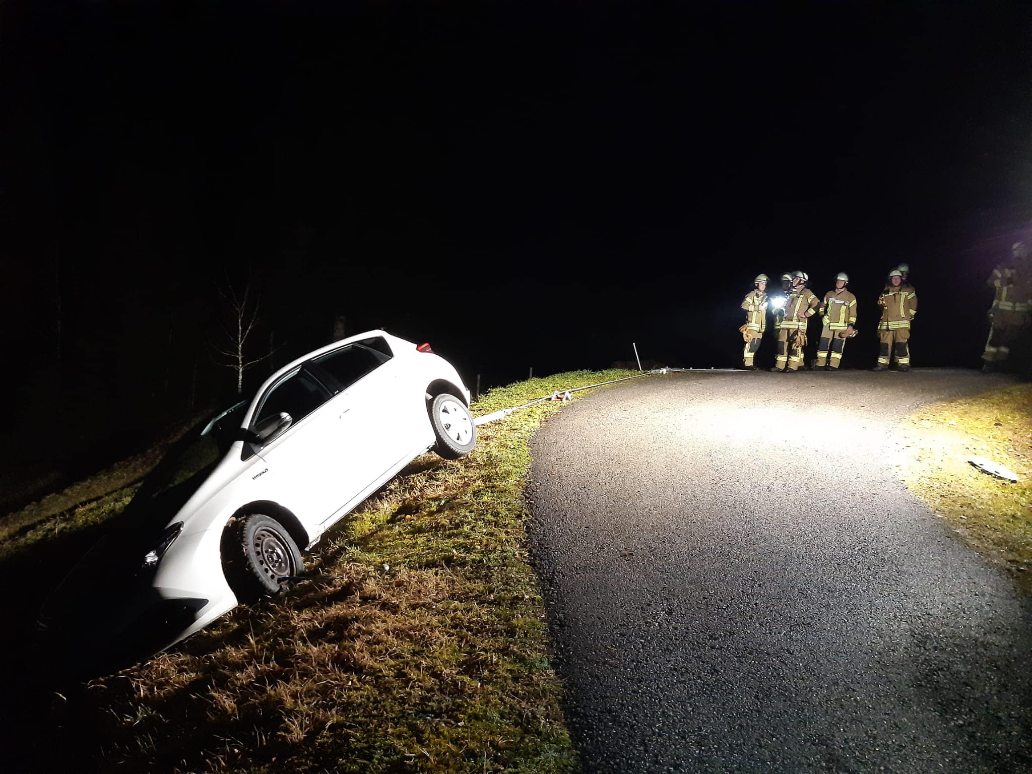 PKW droht abzustürzen
